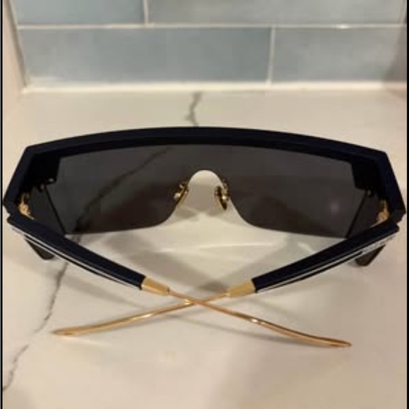 Stylish Black and Gold Sunglasses main image 4